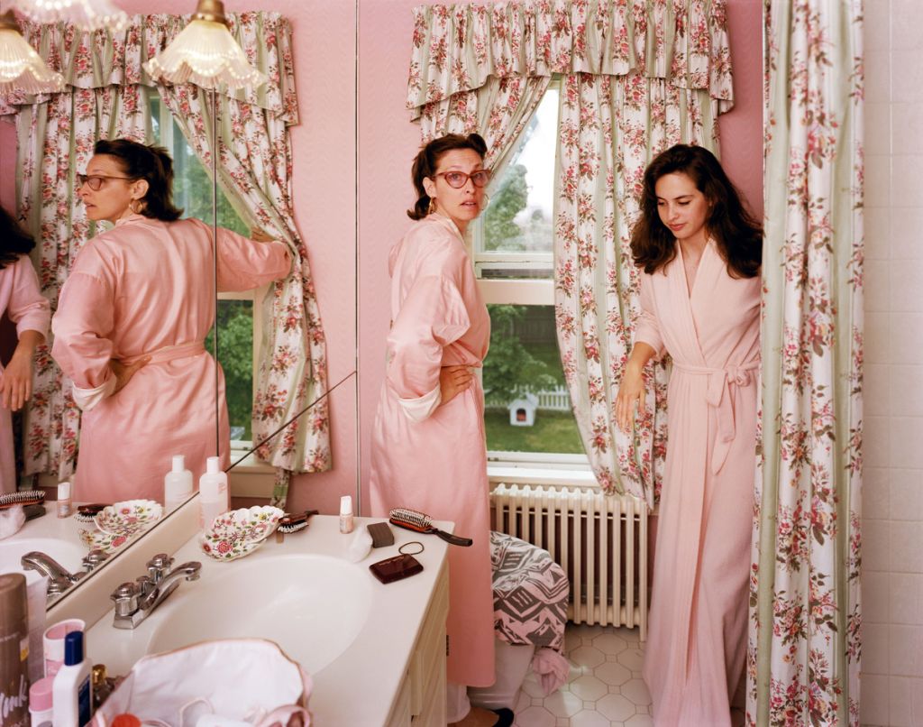 Photographie de Tina Barney montrant deux femmes dans une salle de bain rose.