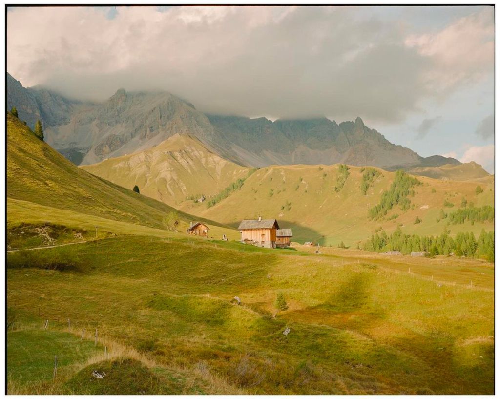 Maison nichée dans les Dolomites, en Italie