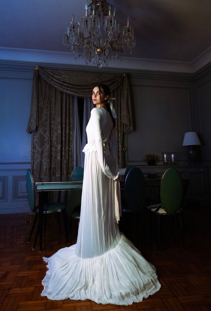 Photographie de Giulia Balletta montrant une femme dans une robe longue, de dos