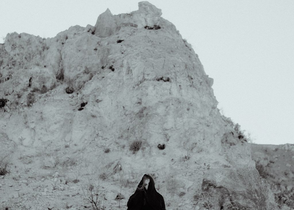 femme devant un paysage