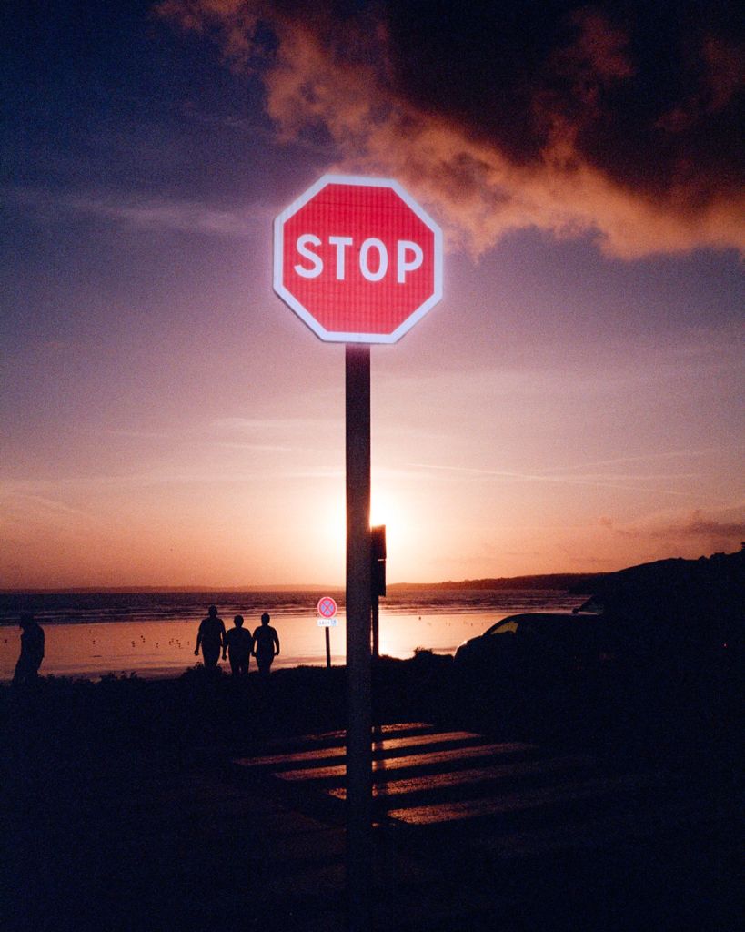 Panneau stop pris en photo avec un flash