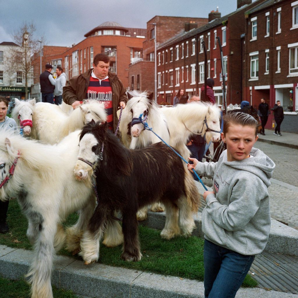 Photographie de Valentine de Villemeur montrant un garçon guidant des chevaux