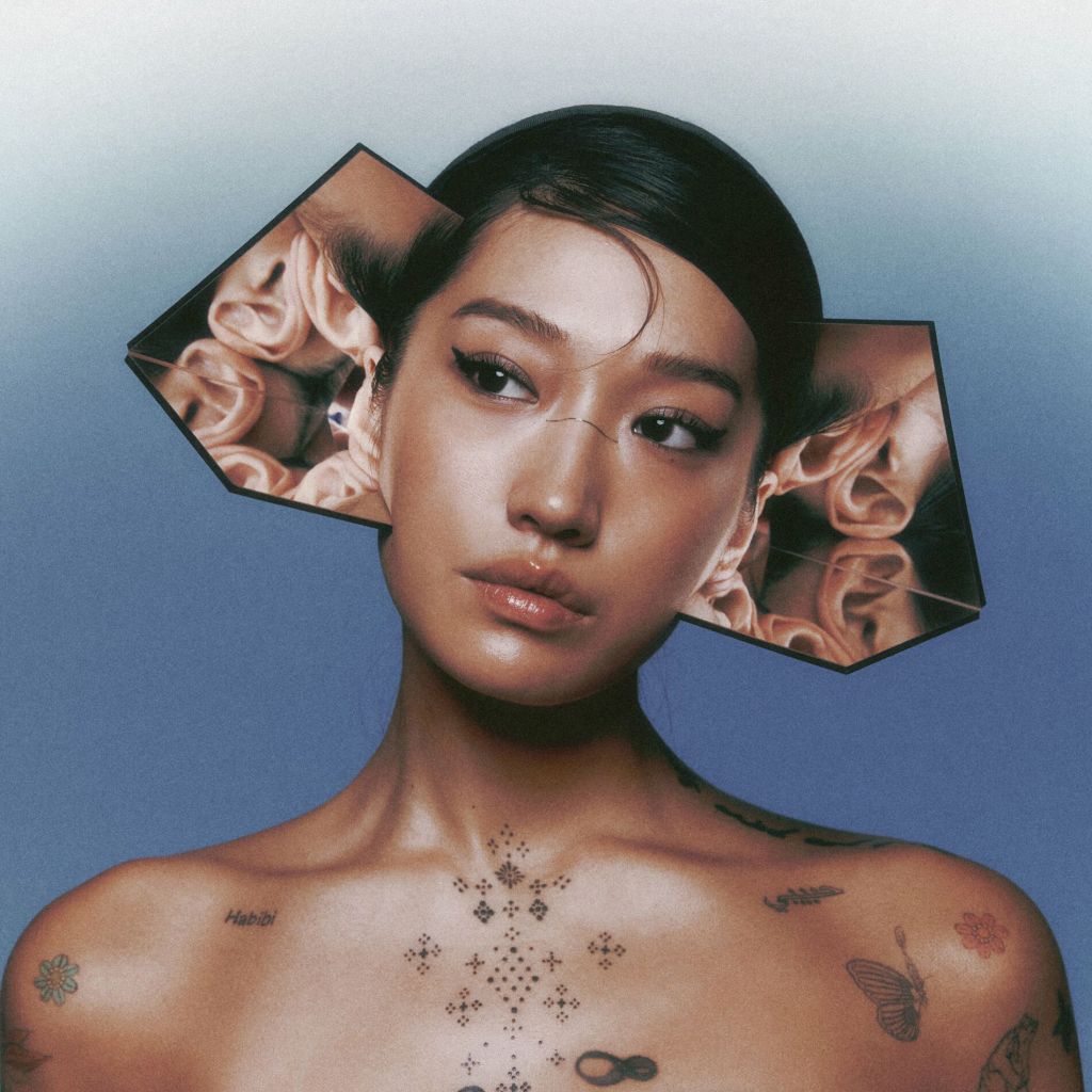 Portrait resserré de la DJ Peggy Gou, dont les oreilles sont remplacées par une installation de miroirs.