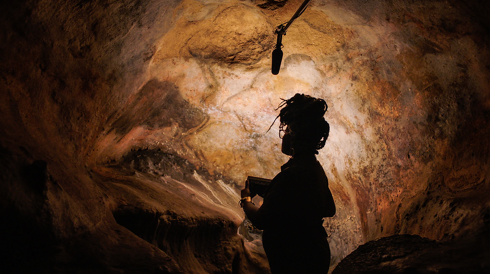 Présence d'une femme face à un micro dans une grotte.